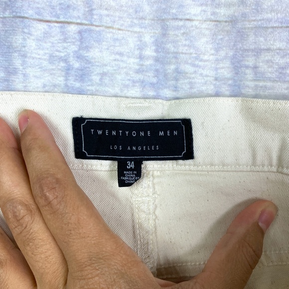 TWENTYONE MEN Double Front Pocket Shorts in Cream - Picture 6 of 6